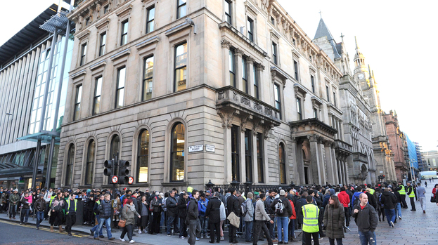 162319-queues-at-apple-shop-in-glasgow-for-iphone-five